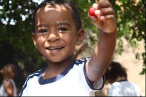 Comendo Acerola na Horta 